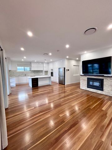 Renovated Dual-Living Family Home in Manly - Photo 3