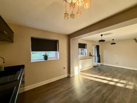 4 bedroom semi-detached house to rent - Photo 3