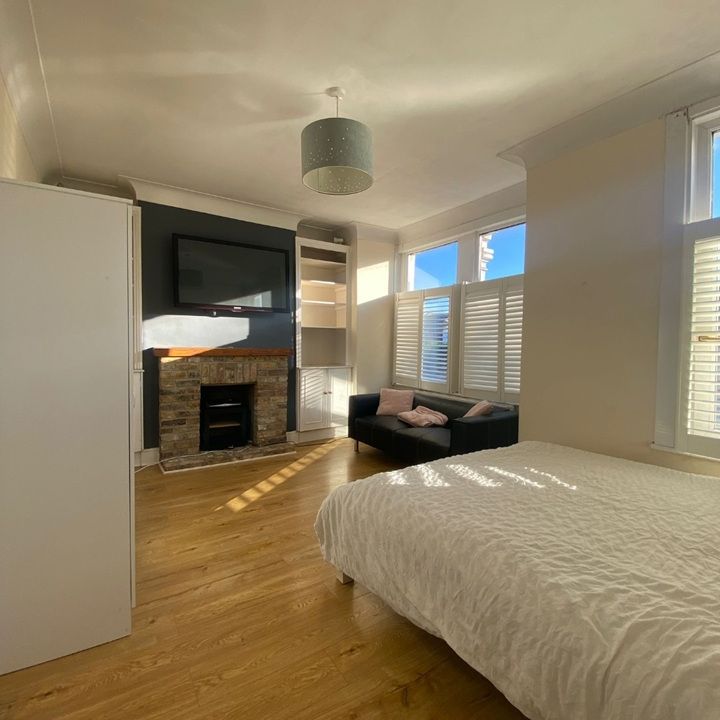 Room in a Shared House, Merton Road, SW18 - Photo 1