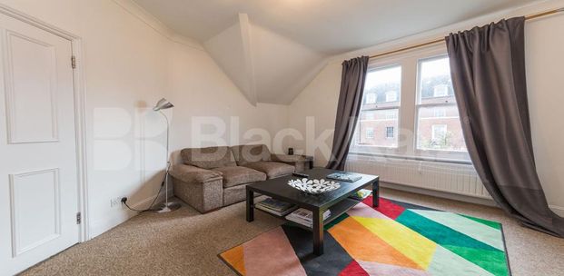 Lovely two bed set within a period house close to Tube & Shops - Photo 1