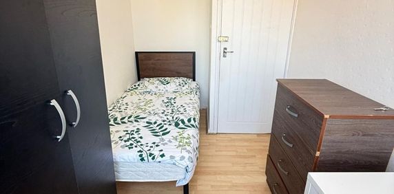 Room in a Shared Flat, Double Room Near Dlr Station Poplar, E14 - Photo 2