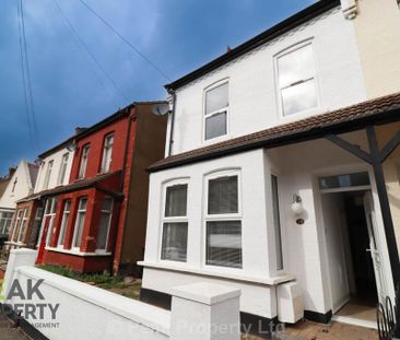 4 bedroom semi-detached house to rent - Photo 2