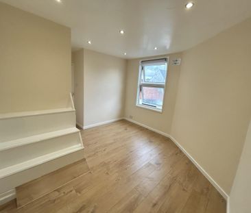 2 bedroom end of terrace house to rent - Photo 5
