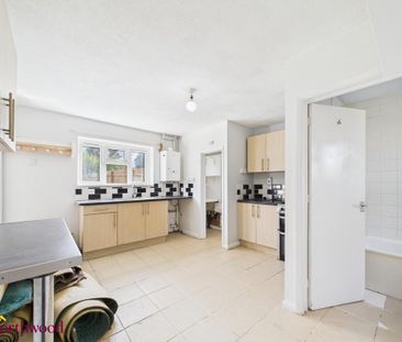 4 bedroom semi-detached house to rent - Photo 6