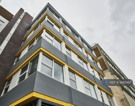 1 bedroom in a flat share to rent - Photo 2