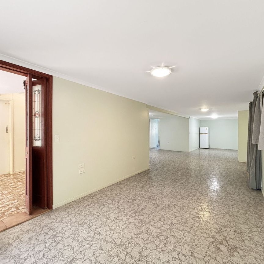 Spacious Family Home in Leafy Cul-De-Sac, with Pool! - Photo 1