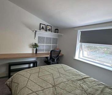 Stylish Bedroom House, LN1 - Photo 4