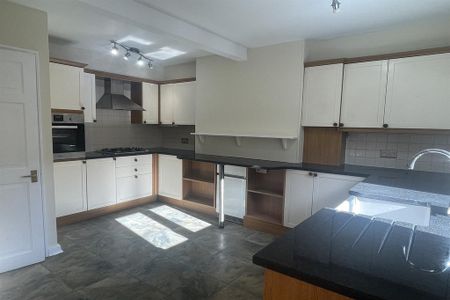 4 bedroom terraced house to rent - Photo 5