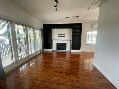 Spacious 4-Bedroom Home with Large Backyard and Outdoor Entertaining Area - Photo 4