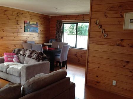 Sunny warm lockwood home in Pakuranga Heights - Photo 3