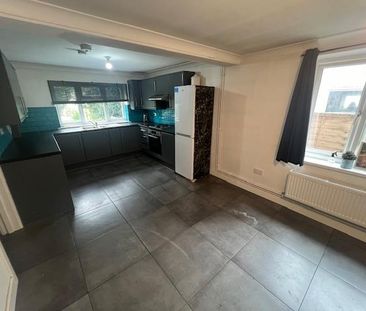 3 bedroom semi-detached house to rent - Photo 6