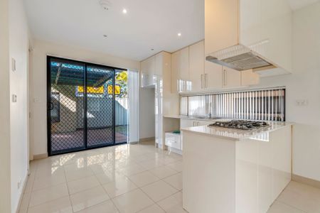 TRENDY TOWNHOUSE! - Photo 3