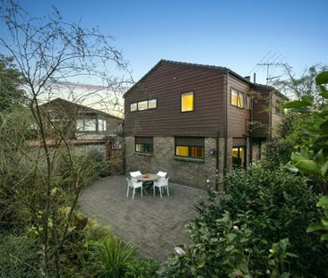 Sunny and light, brick and cedar townhouse - Photo 5
