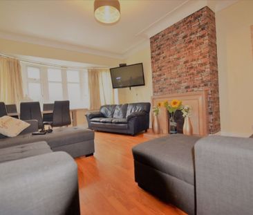 10 bedroom House in Otley Road, Leeds - Photo 1