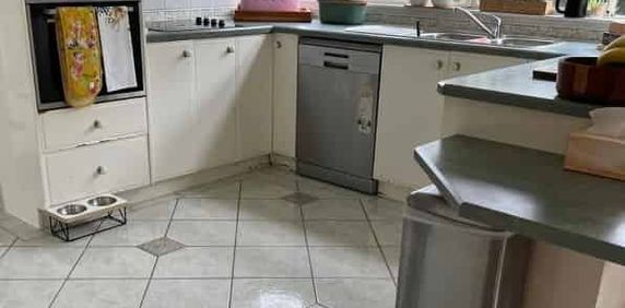 Close to Botany Town Centre - Photo 2