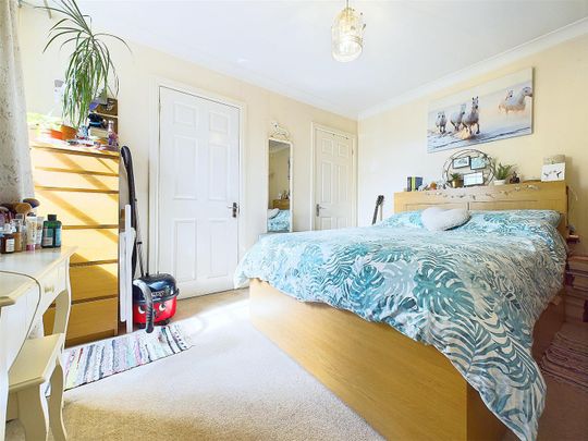 Cricket Lane, Hampton Hill - 1 bedroomProperty for lettings - Chasebuchanan - Photo 1