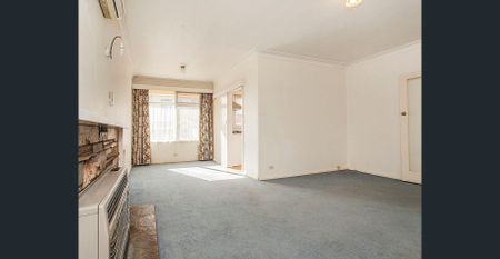 Charming Family Home in a Prime Mount Waverley - Photo 2