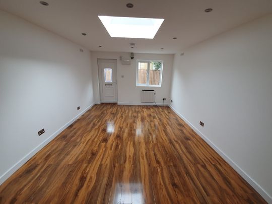 Studio Flat, Watford Way, NW4 - Photo 1