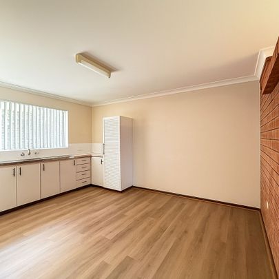 "Freshly Updated Villa with New Floors, Blinds & Air Con Comfort" - Photo 1