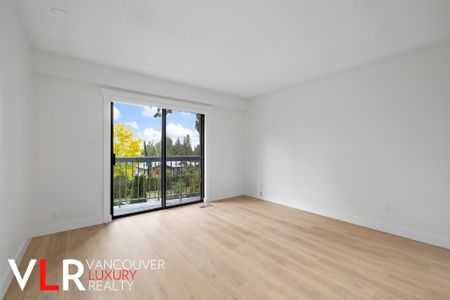House in West Vancouver, BC - Photo 3