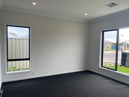 Brand New Spacious Family Home - Photo 2