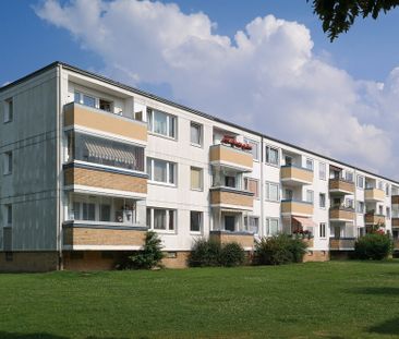 Wohnen im Grünen: Gepflegte Wohnung mit Badewanne und Loggia - Foto 1