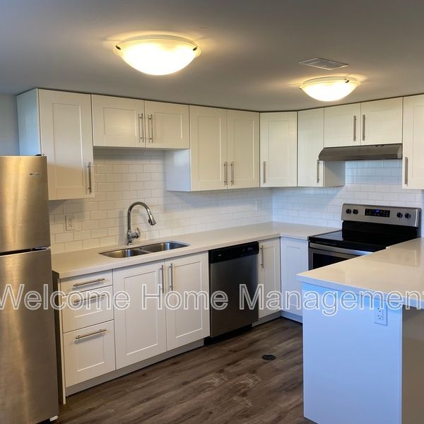 $1,795 / 2 br / 1 ba / Bright & Spacious Lower Unit in Hamilton! - Photo 1