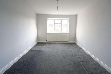 Gipsy Lane, Grays, RM17 - Photo 3