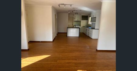 SPACIOUS 4 BEDROOM FAMILY HOME - Photo 5