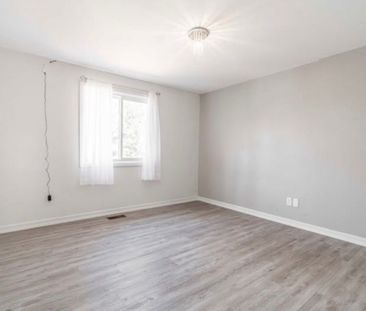 For Lease - 82 Emery Street, London South, Ontario - Photo 5