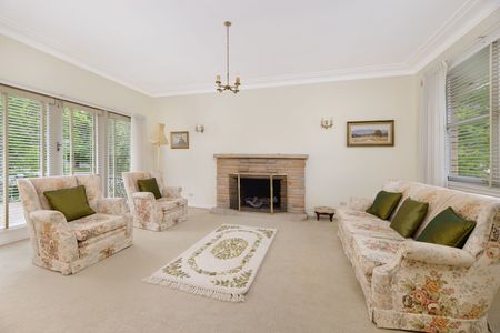 Pristine 4 bedroom brick home - Photo 2