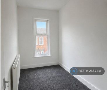 3 bedroom flat to rent - Photo 2
