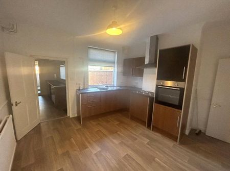 3 bedroom end of terrace house to rent - Photo 4