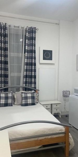 1 bedroom in a house share to rent - Photo 2