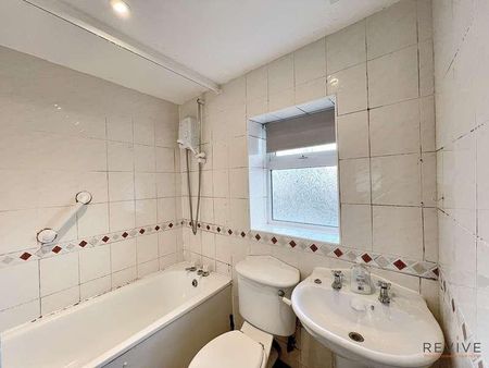 Lisburn Lane, Liverpool, L13 - Photo 3