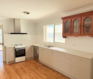 3 Bedroom House in the Heart of The Entrance - Photo 3