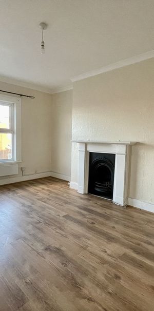1 Bed Flat, Lower Addiscombe Road, CR0 - Photo 1