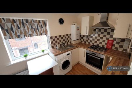 3 bedroom flat to rent - Photo 3