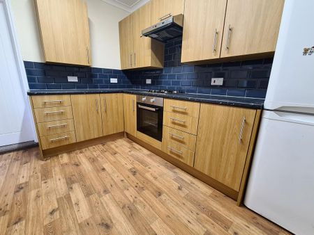 3 bedroom semi-detached house to rent - Photo 4