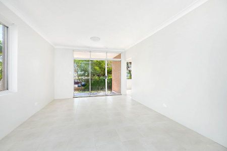 Spacious and Renovated 3 Bedroom Apartment - Photo 3