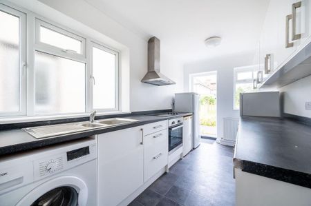 4 bedroom end of terrace house to rent - Photo 5