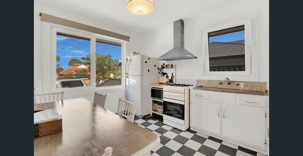 Family-Friendly home with great outdoor space - Photo 1