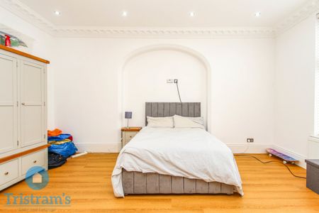 References Pending - 7 bed Detached House - Photo 3