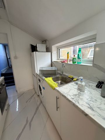Two bedrooms first floor flat high road ilford- 1700 pcm - Photo 5