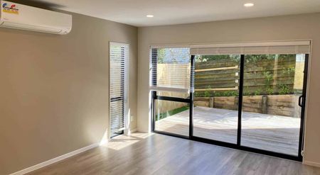 Three bedroom with a study in Bucklands Beach - Photo 3