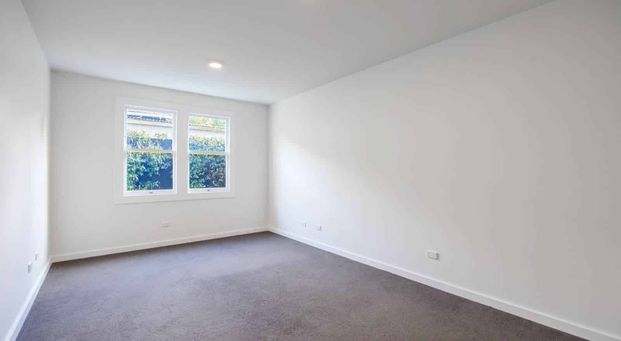 Spacious 2 Bedroom Flat - Excellent Location - Photo 1