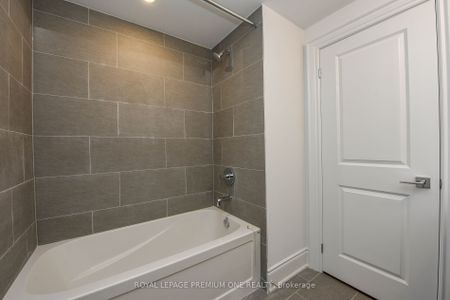 Condo Townhouse For Lease | W8016810 - Photo 4