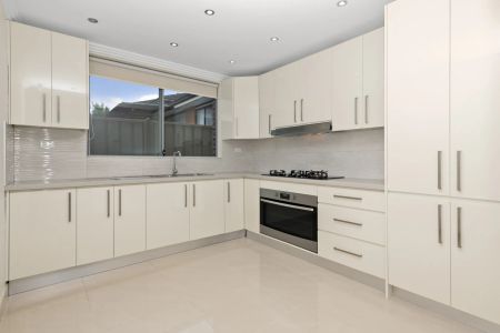 Spacious Family Residence! - Photo 2