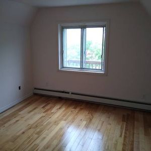 3 Bedroom Sandy Hill Apartment for Rent (219 Daly Ave) - Photo 2