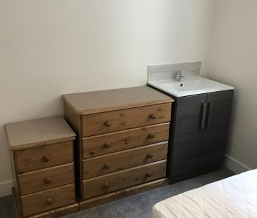 1 bedroom in a house share to rent - Photo 3